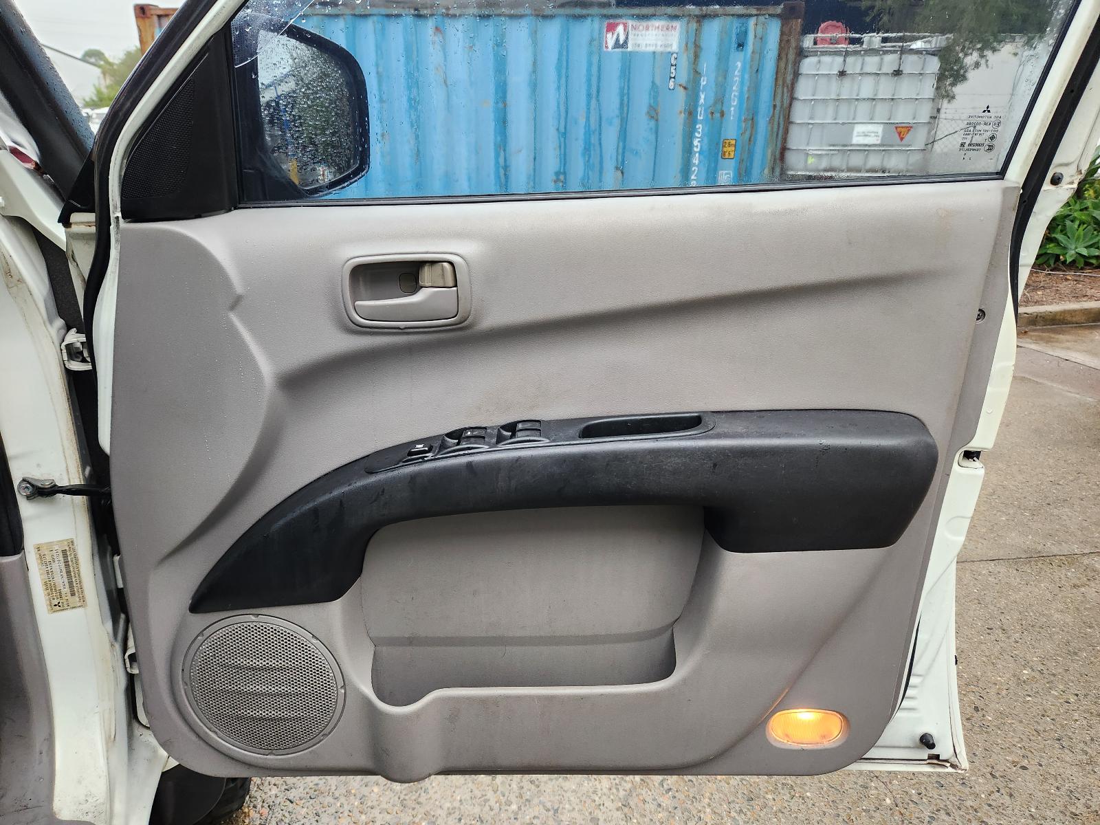 View Mitsubishi Triton 2014  