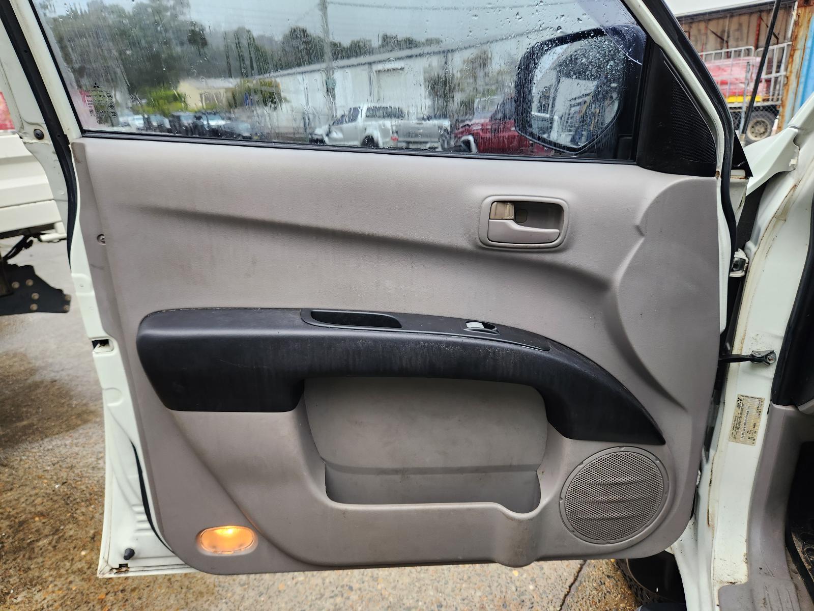View Mitsubishi Triton 2014  
