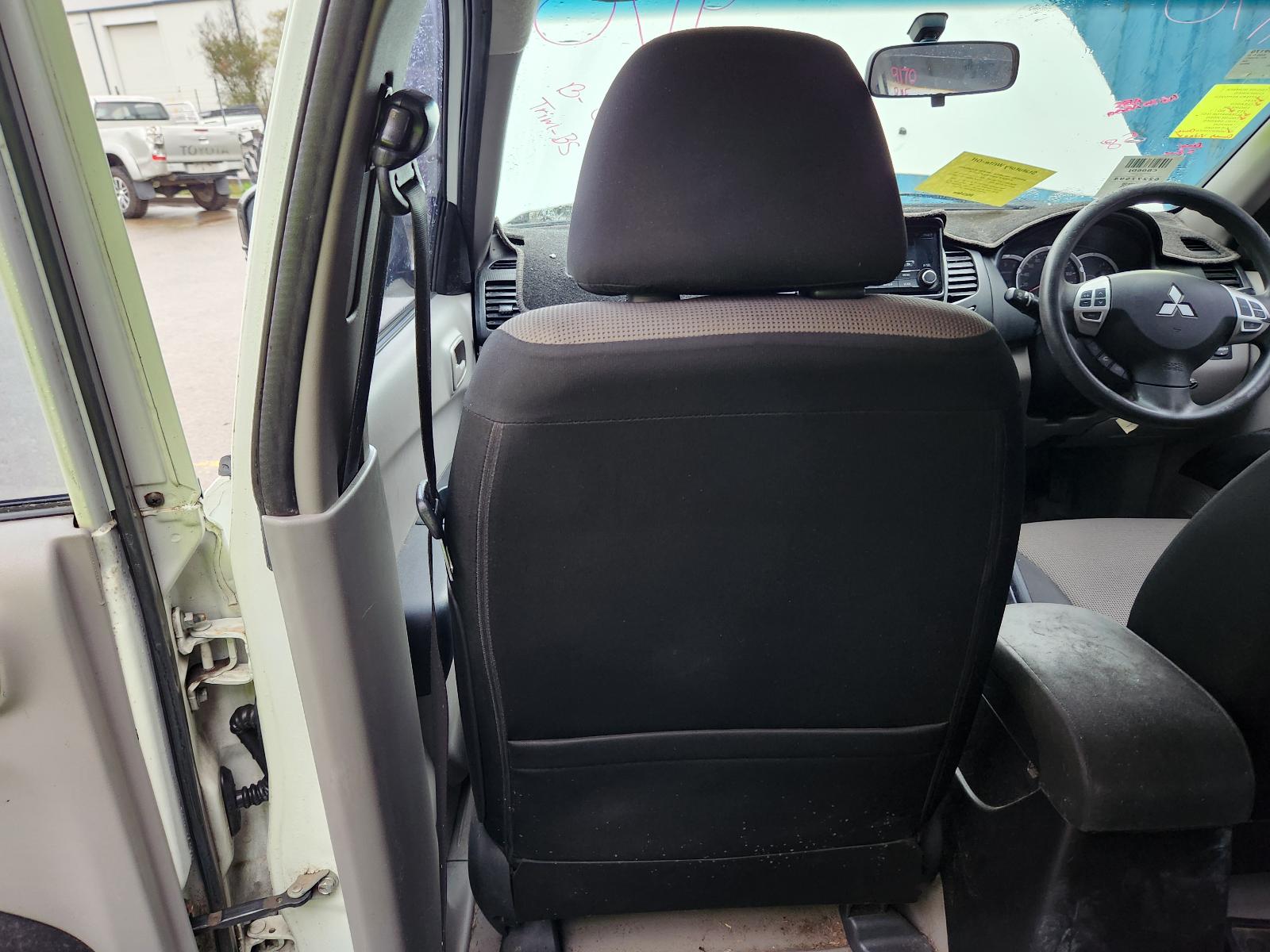 View Mitsubishi Triton 2014  