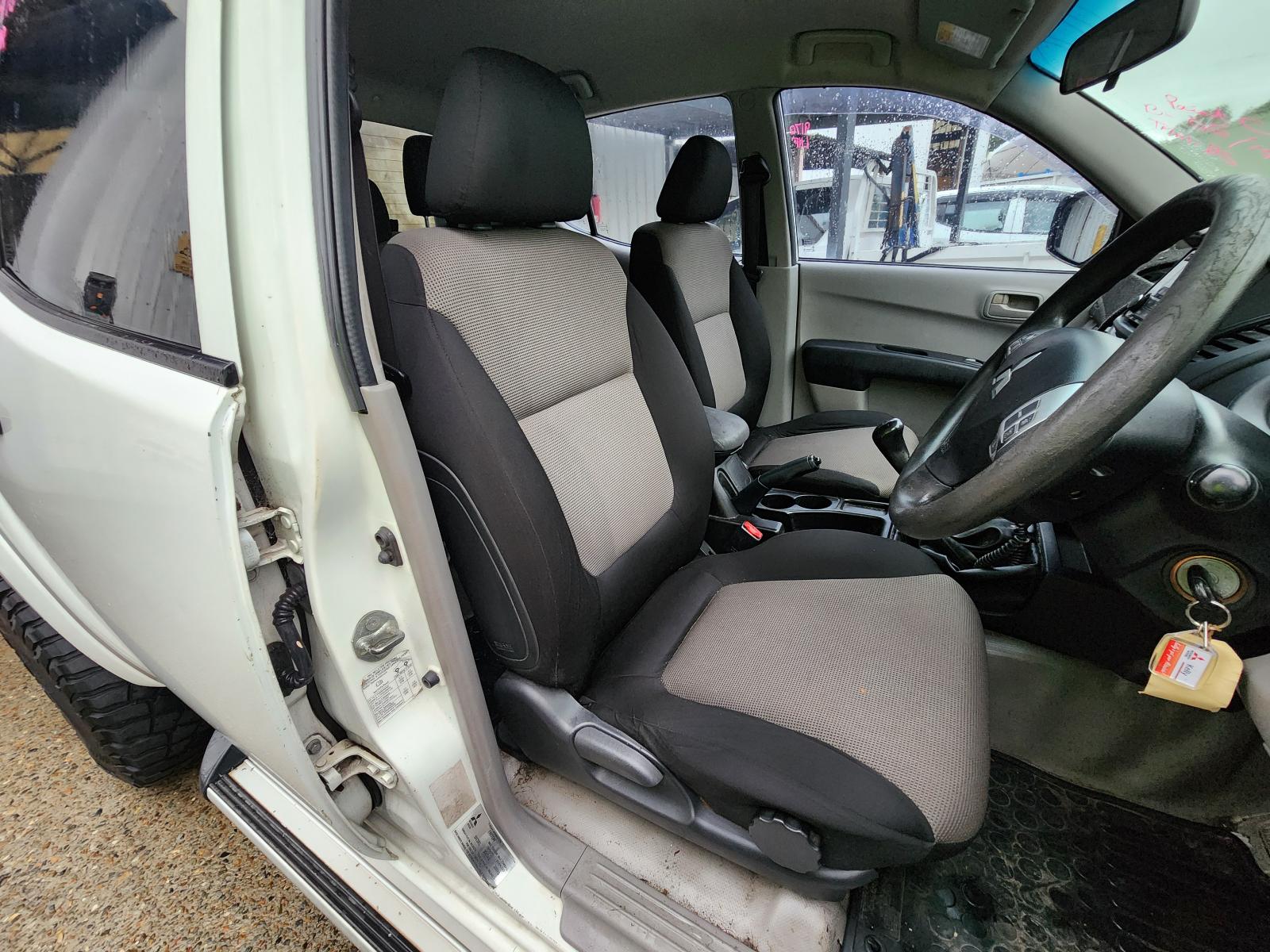 View Mitsubishi Triton 2014  