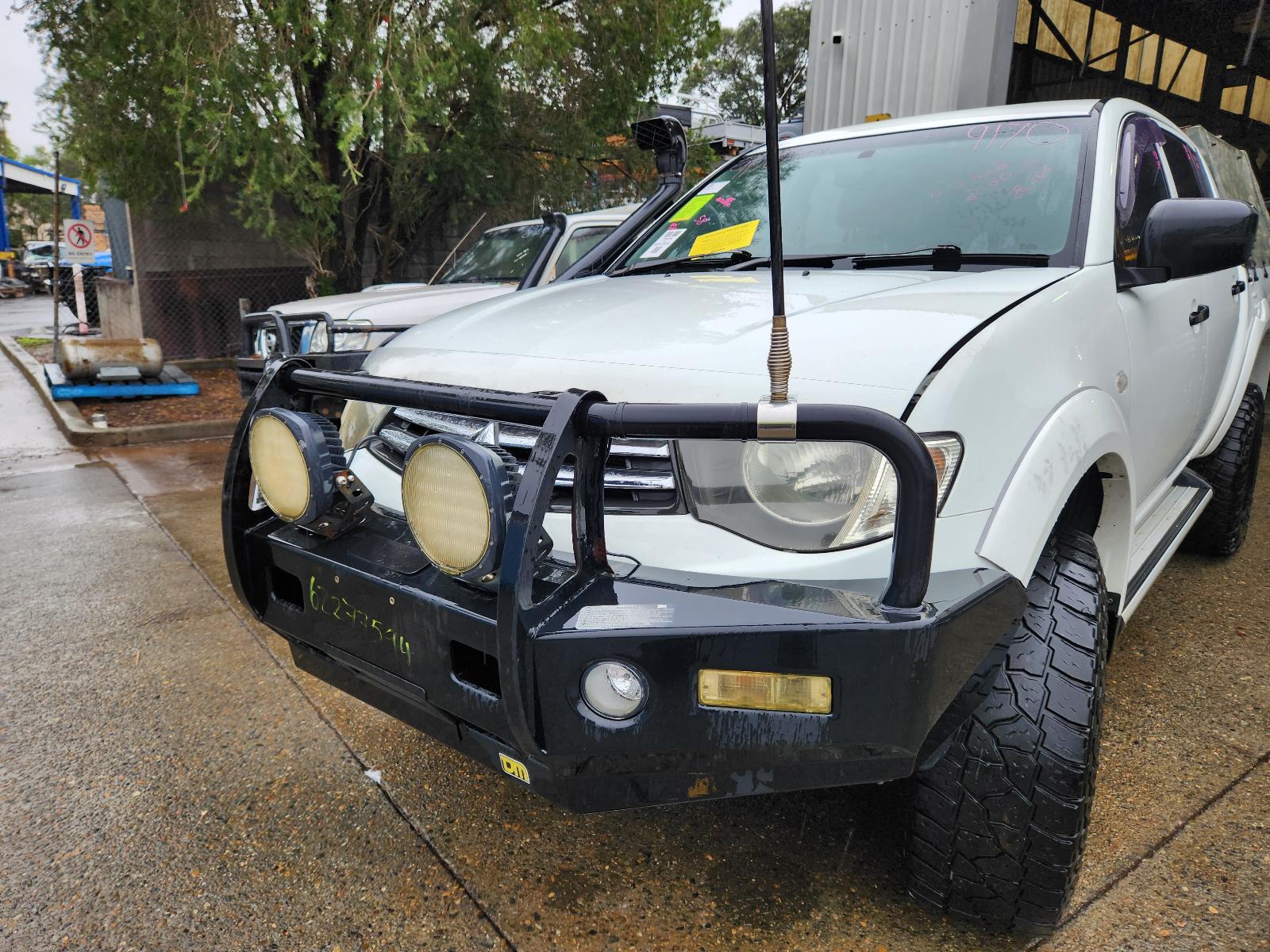 View Mitsubishi Triton 2014  