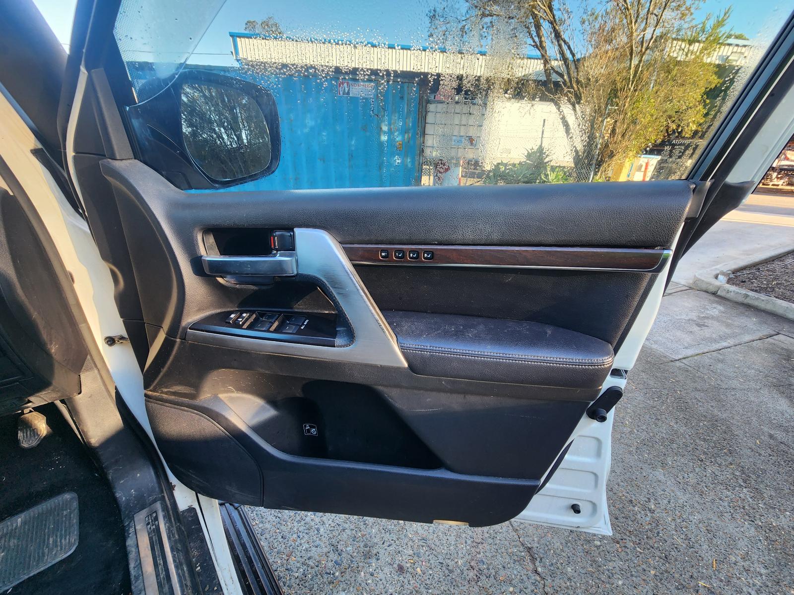 View Toyota Landcruiser 2015 4 Door Station Wagon