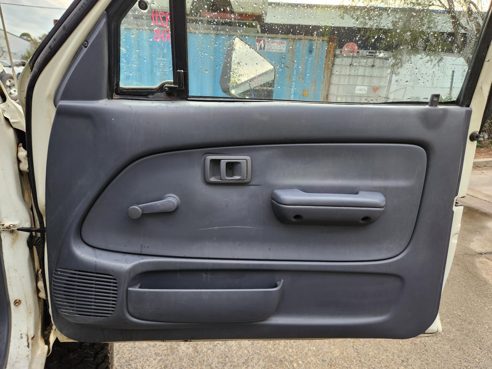 Toyota Hilux 2004 2 Door Pickup View Toyota Hilux 2004 2 Door Pickup
