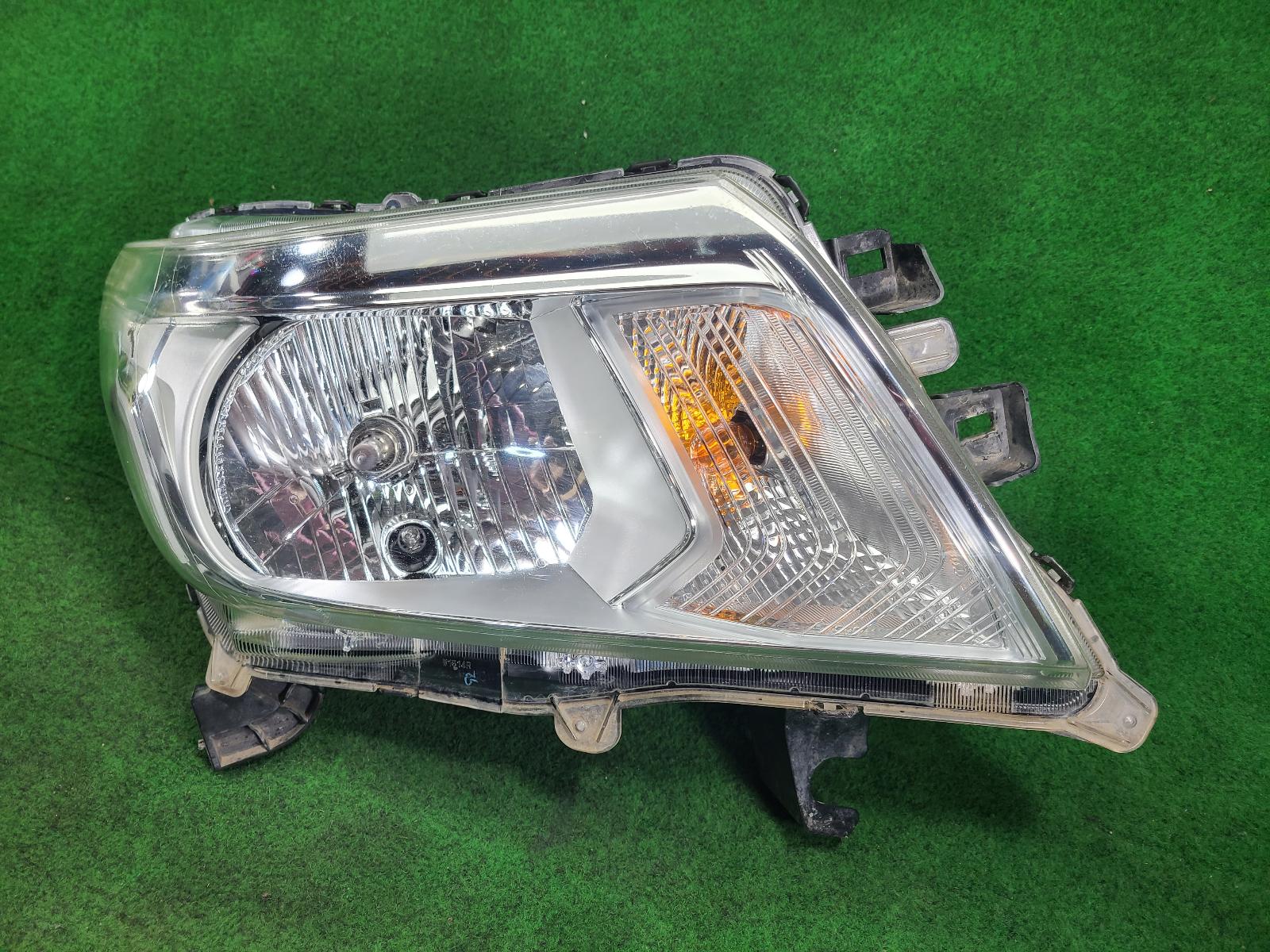 View Auto part Right Headlamp Nissan Navara 2016