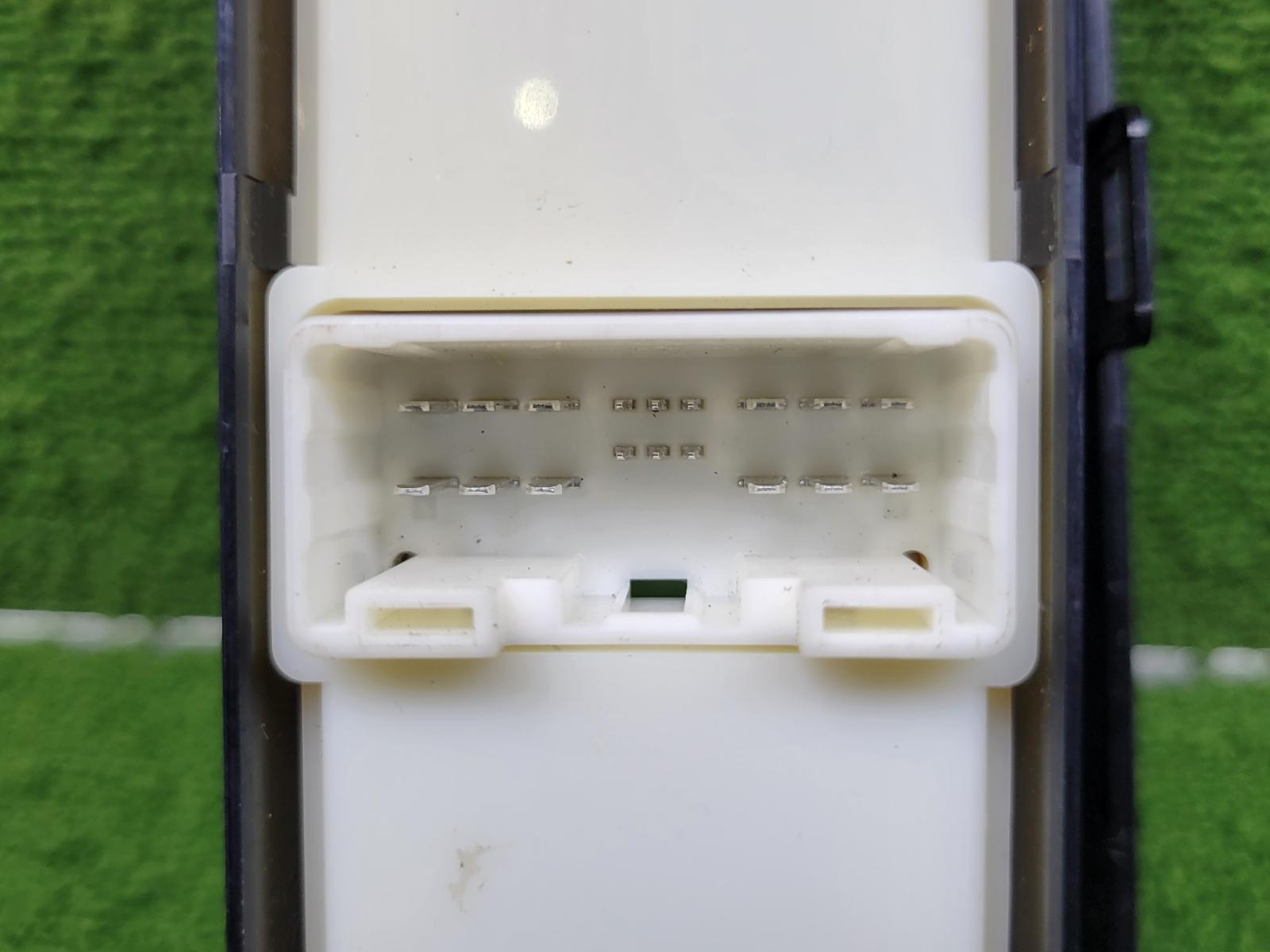 View Auto part Pwr Dr Wind Switch Isuzu Dmax 2022