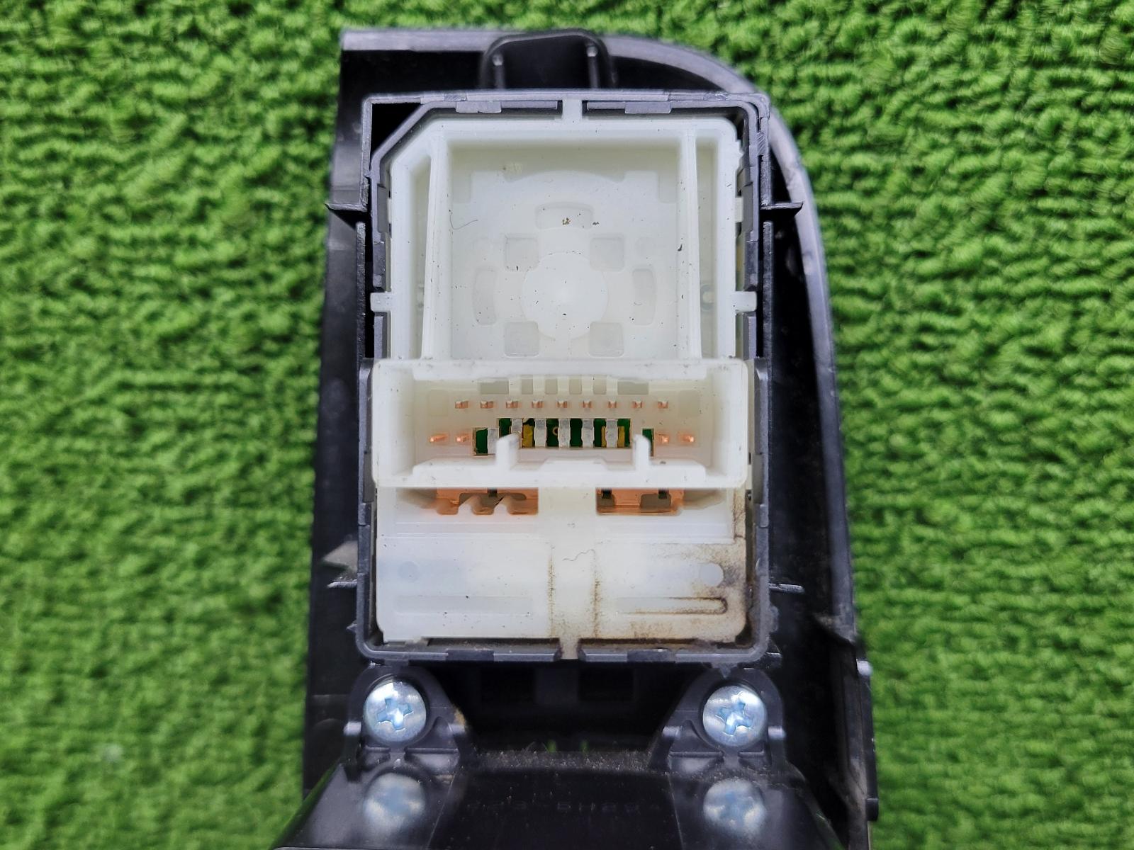 View Auto part Pwr Dr Wind Switch Isuzu Dmax 2022