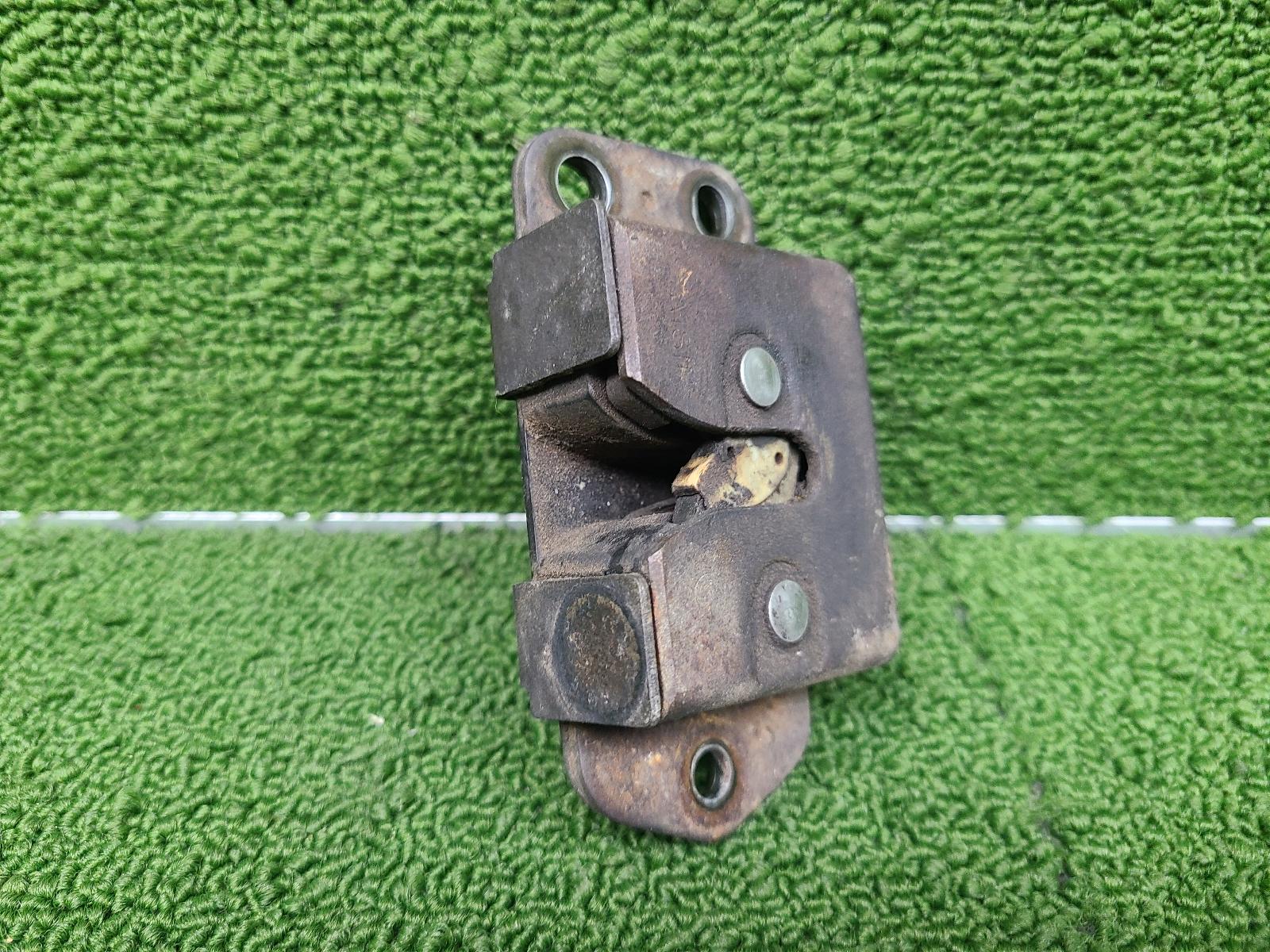 View Auto part Door/Boot/Gate Lock Toyota Landcruiser 1997