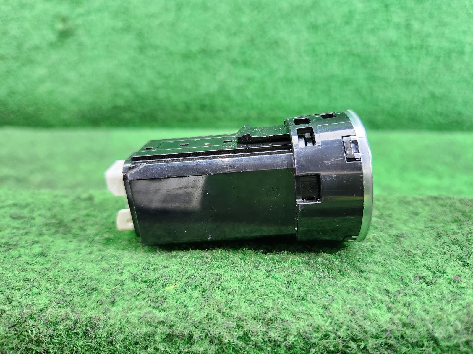 2022 Isuzu Dmax Misc Switch/Relay View Auto part Misc Switch/Relay Isuzu Dmax 2022