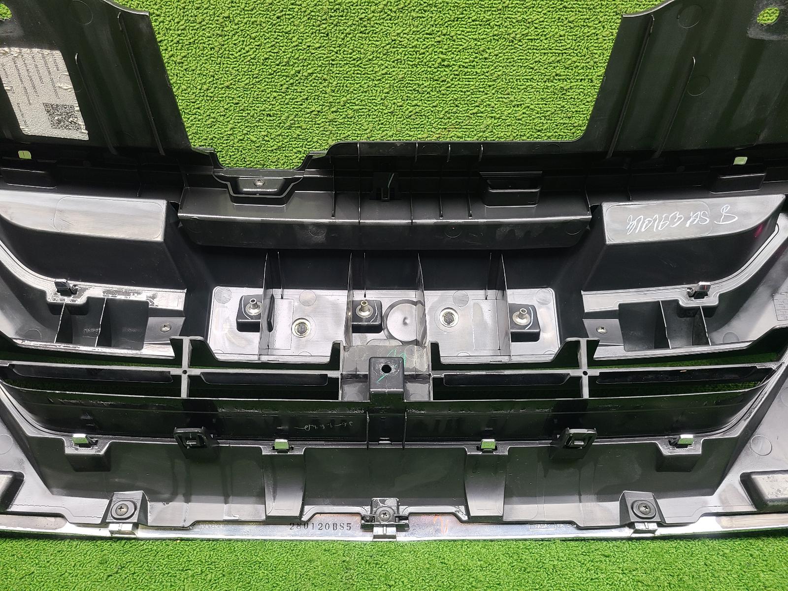 View Auto part Grille Isuzu Dmax 2020