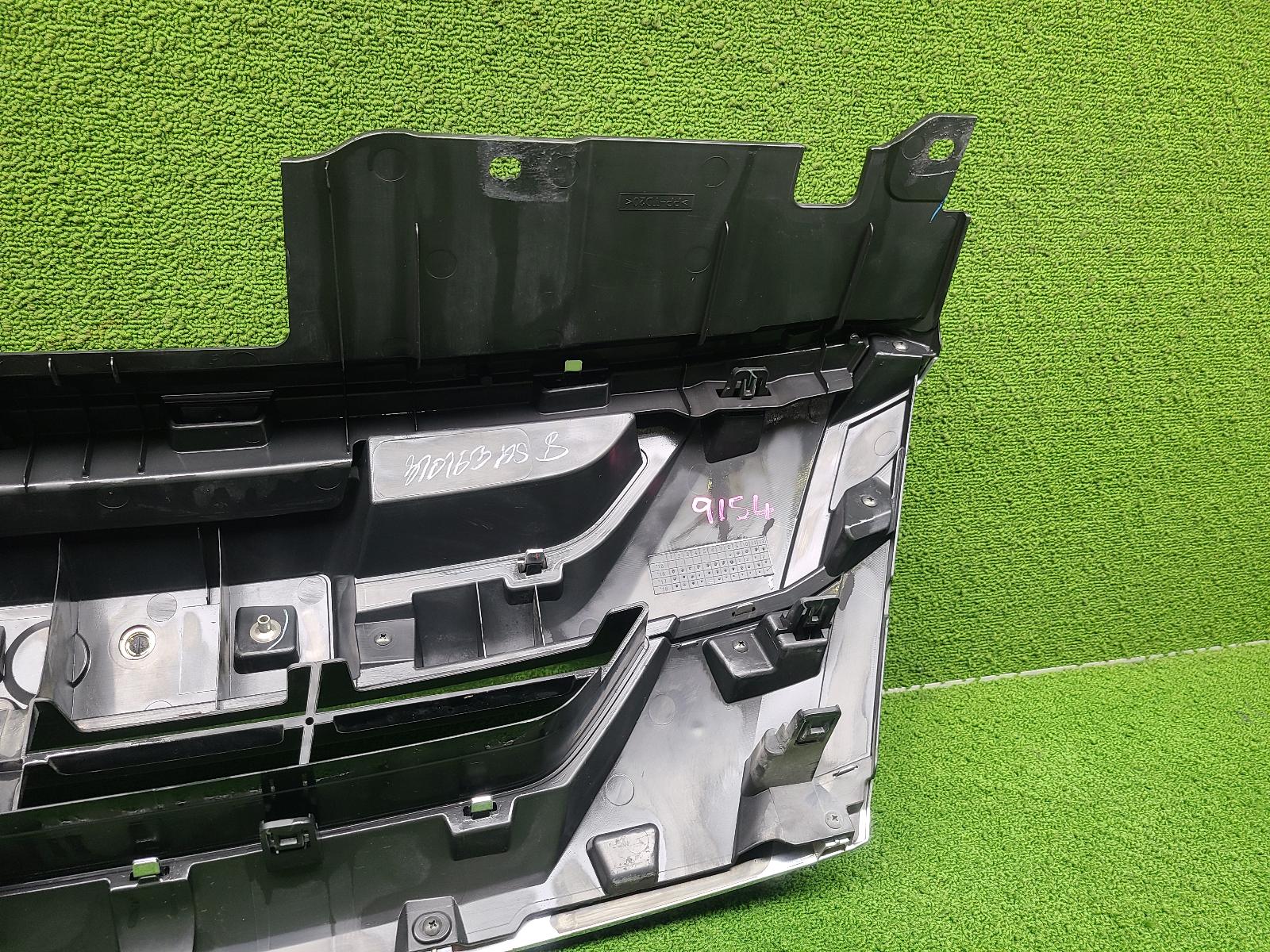 View Auto part Grille Isuzu Dmax 2020