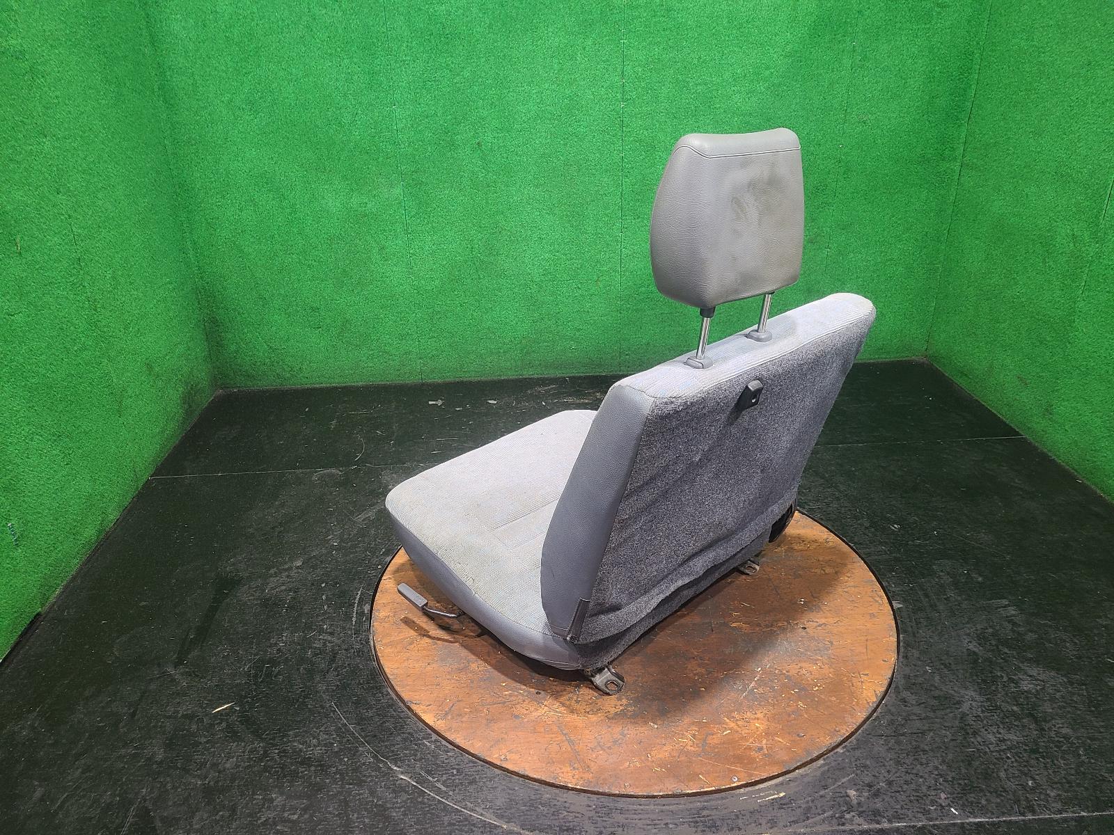View Auto part Front Seat Toyota Landcruiser 2001
