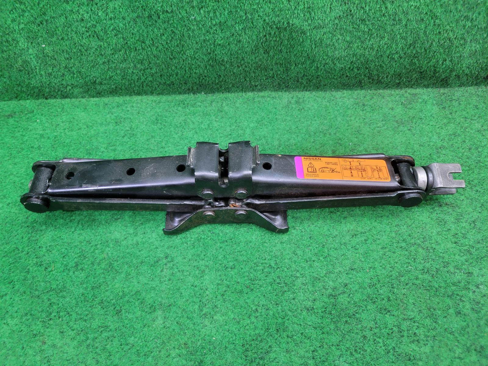 2021 Nissan Navara Jack/Tool Kit View Auto part Jack/Tool Kit Nissan Navara 2021