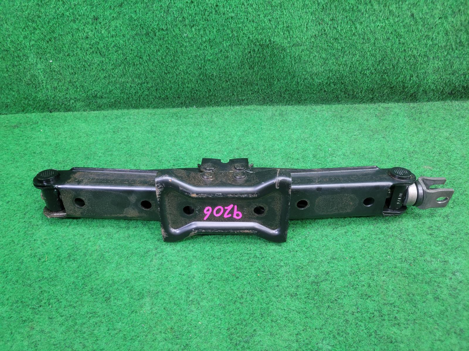 2021 Nissan Navara Jack/Tool Kit View Auto part Jack/Tool Kit Nissan Navara 2021
