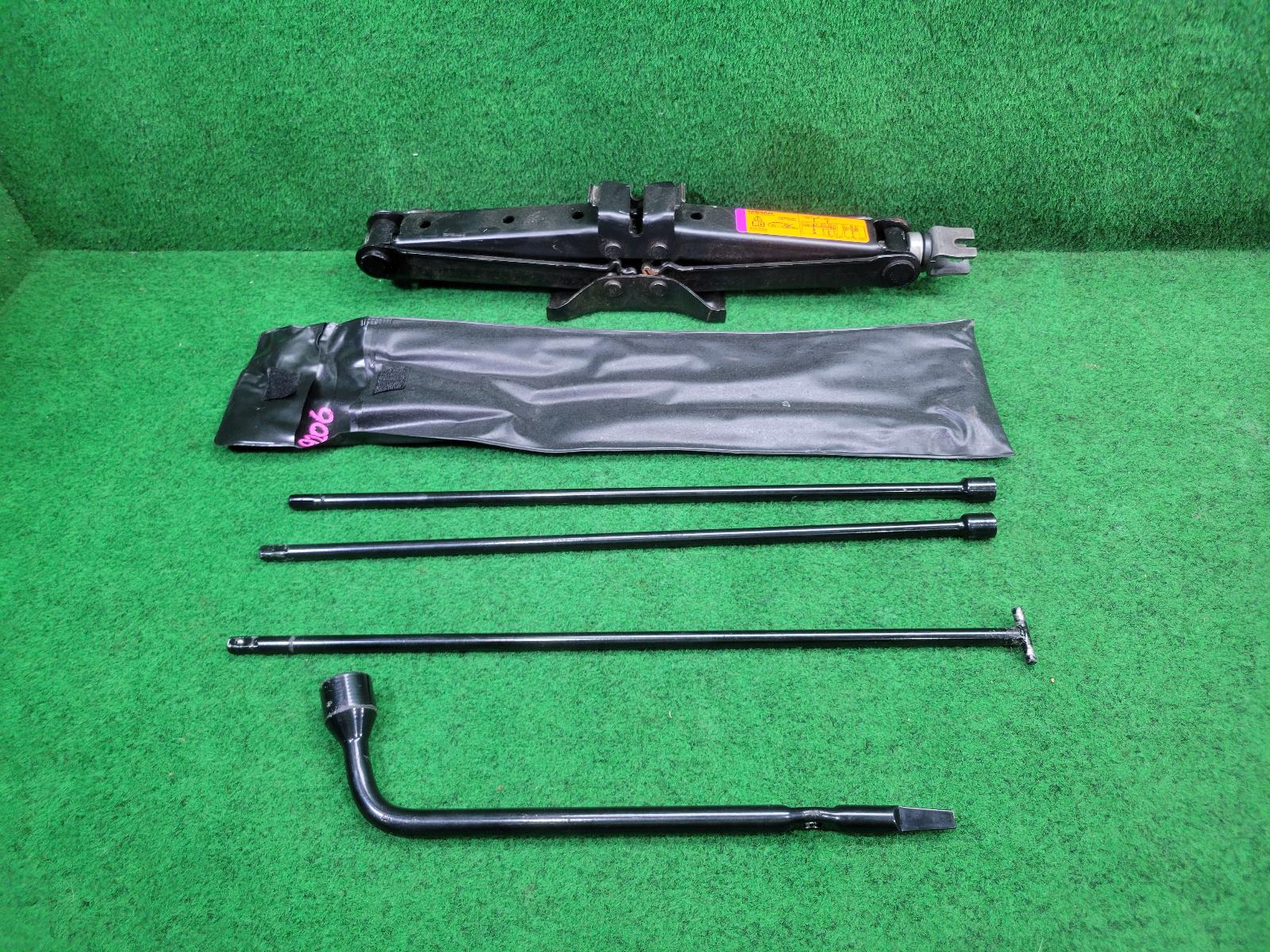 2021 Nissan Navara Jack/Tool Kit View Auto part Jack/Tool Kit Nissan Navara 2021