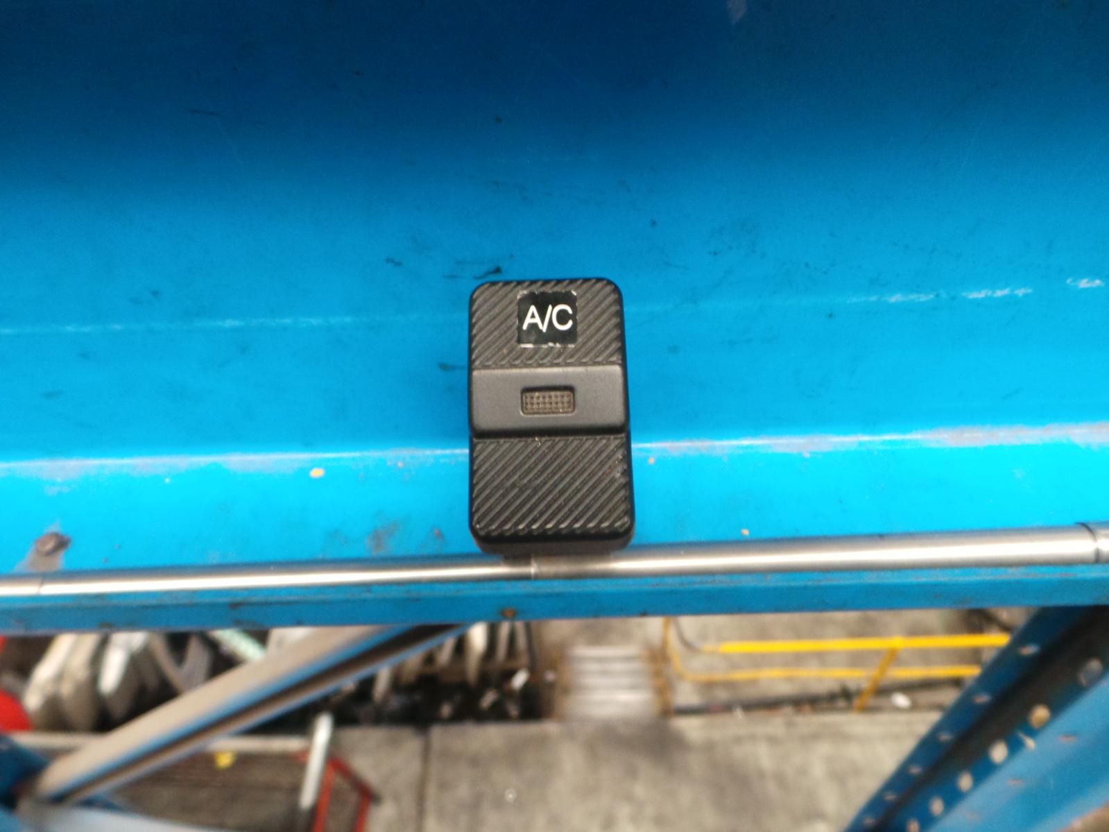 2004 Volkswagen Transporter Misc Switch/Relay View Auto part Misc Switch/Relay Volkswagen Transporter 2004
