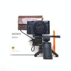 [USED] Sony DSC-RX100 VII RX100 Mark VII Digital Camera with Sony VCT-SGR1 Grip  (98% Like New With Box)