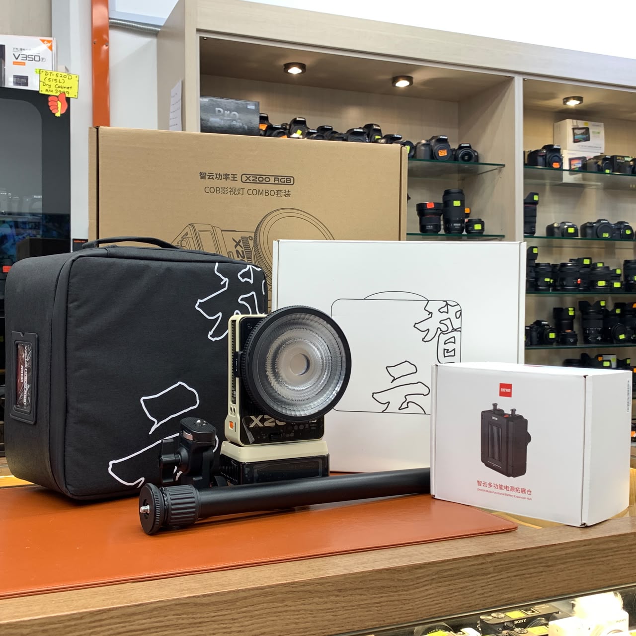 [USED] Zhiyun Molus X200 RGB COB LED Light (Combo Kit, 99% Like New with Box) — [USED] Zhiyun Molus X200 RGB COB LED Light (Combo Kit)