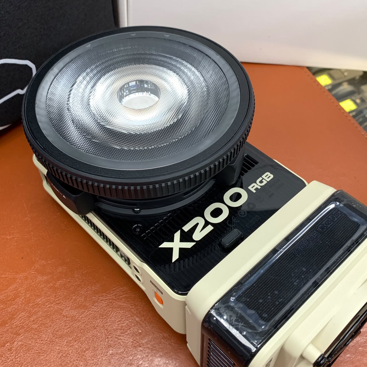 [USED] Zhiyun Molus X200 RGB COB LED Light (Combo Kit, 99% Like New with Box) — [USED] Zhiyun Molus X200 RGB COB LED Light (Combo Kit)