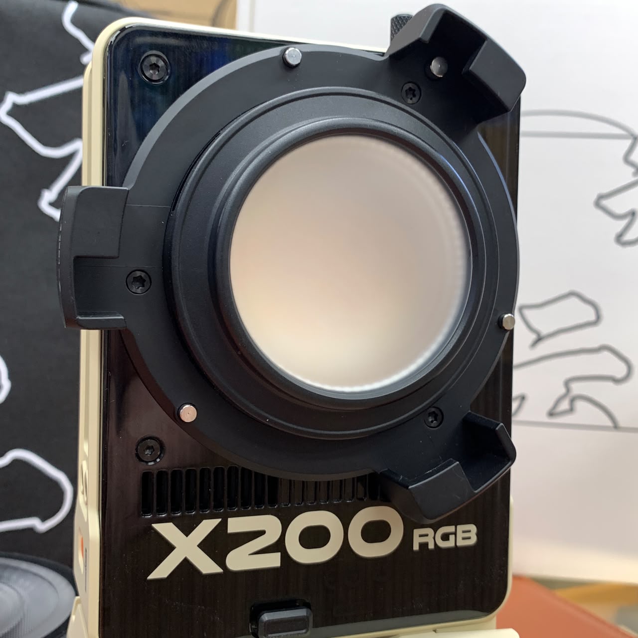 [USED] Zhiyun Molus X200 RGB COB LED Light (Combo Kit, 99% Like New with Box) — [USED] Zhiyun Molus X200 RGB COB LED Light (Combo Kit)