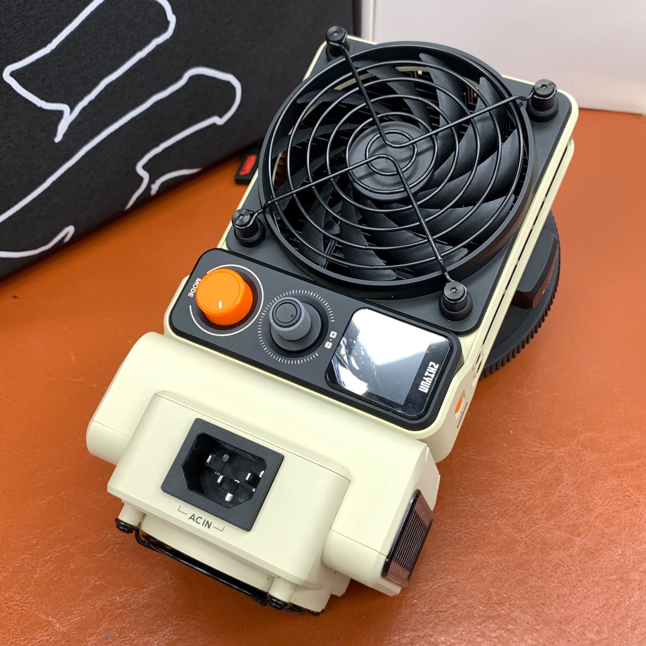 [USED] Zhiyun Molus X200 RGB COB LED Light (Combo Kit, 99% Like New with Box) — [USED] Zhiyun Molus X200 RGB COB LED Light (Combo Kit)