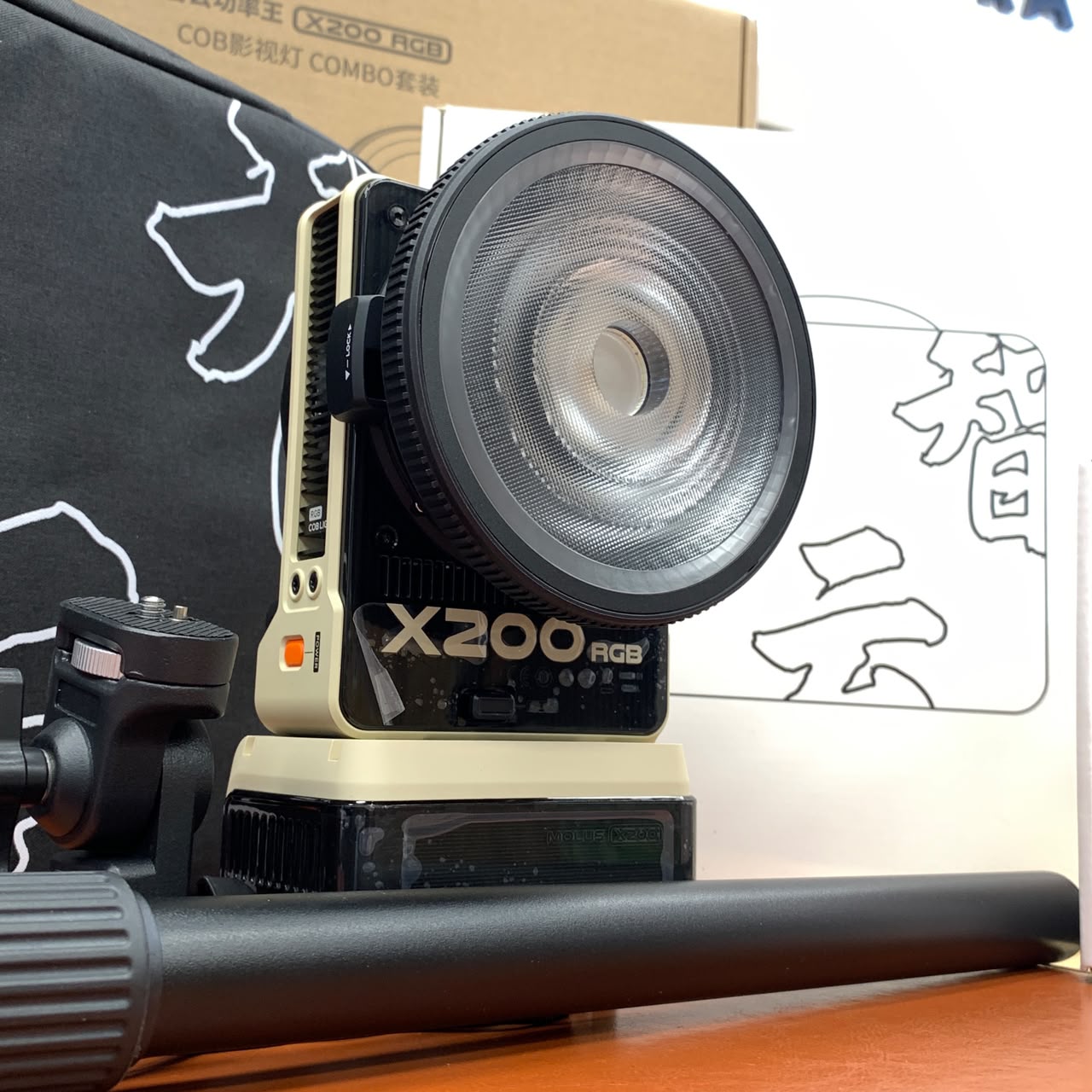 [USED] Zhiyun Molus X200 RGB COB LED Light (Combo Kit, 99% Like New with Box) — [USED] Zhiyun Molus X200 RGB COB LED Light (Combo Kit)