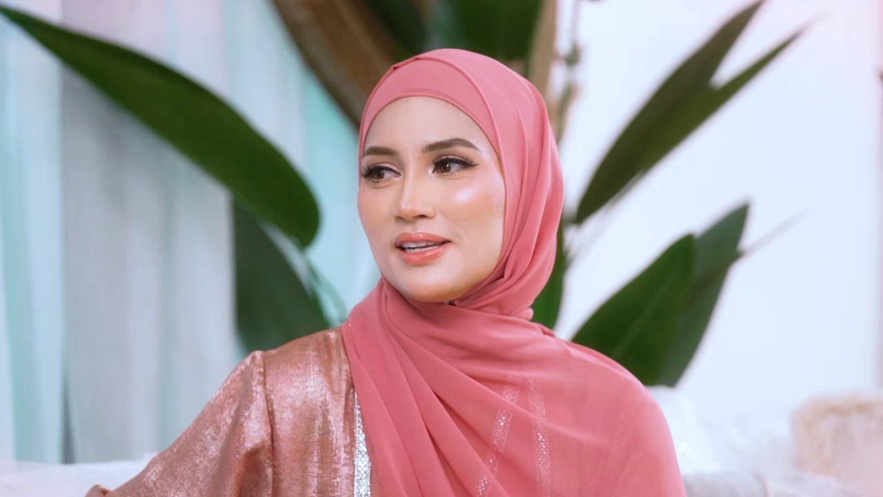 Neef Riya Next To Neelofa Raya