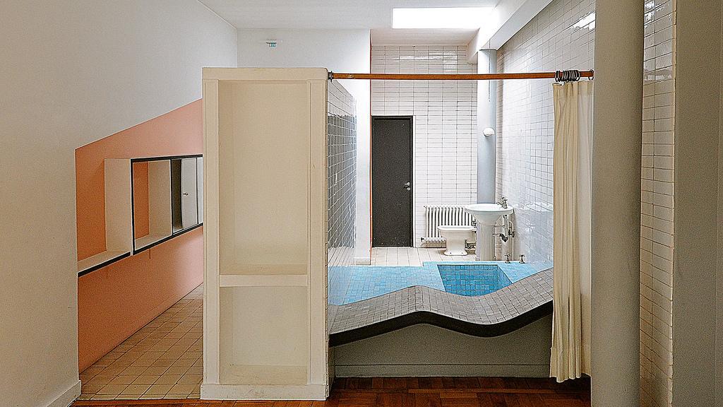 Kamar mandi Villa Savoye yang bermasalah Sumber flickr com Kamar mandi Villa Savoye yang bermasalah Sumber flickr com