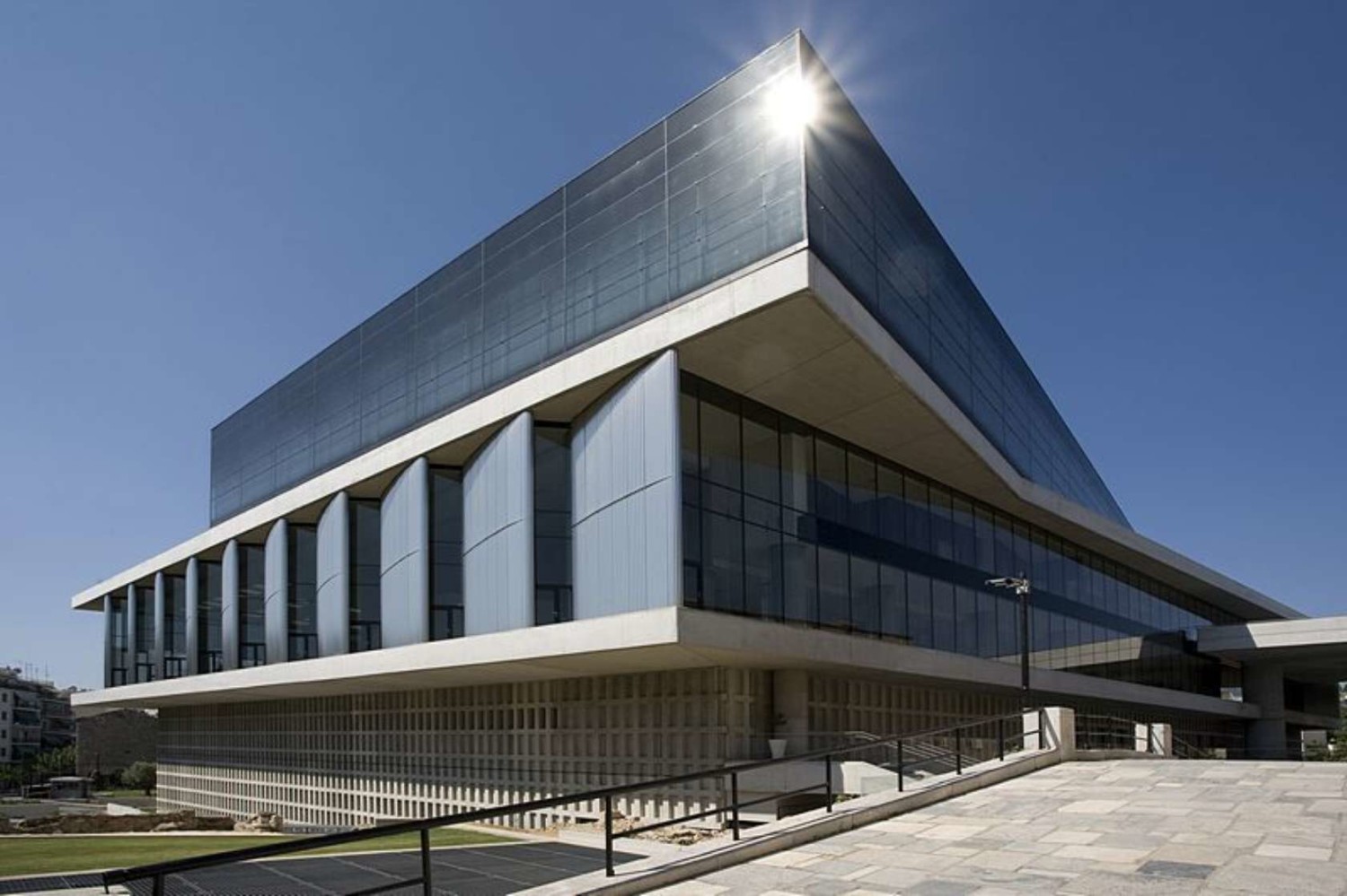 The Acropolis Museum di Atena (Sumber: architizer.com)