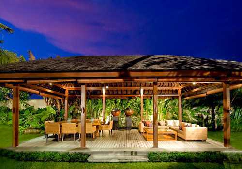 Gazebo kayu dengan atap ijuk (Sumber: architectaria.com)