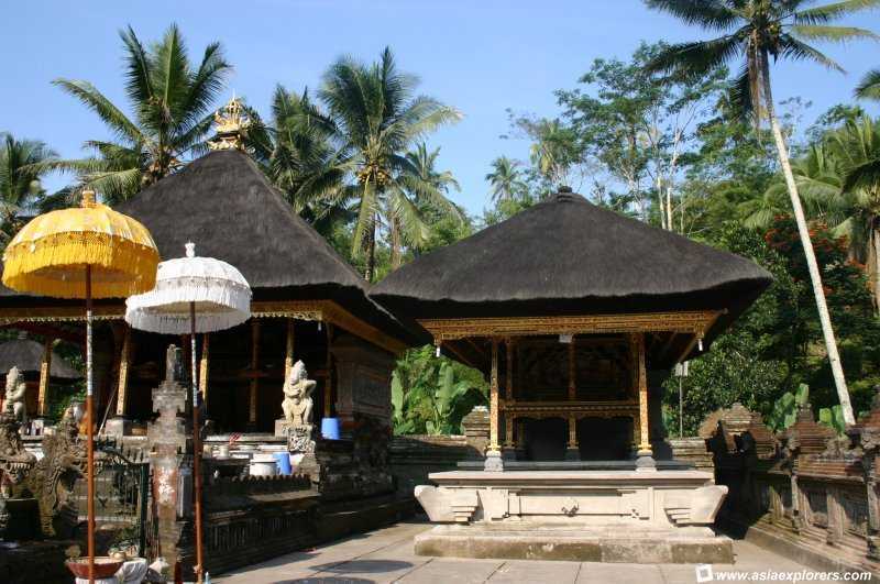 Pura di Bali dengan atap ijuk (Sumber: www.behac.com)