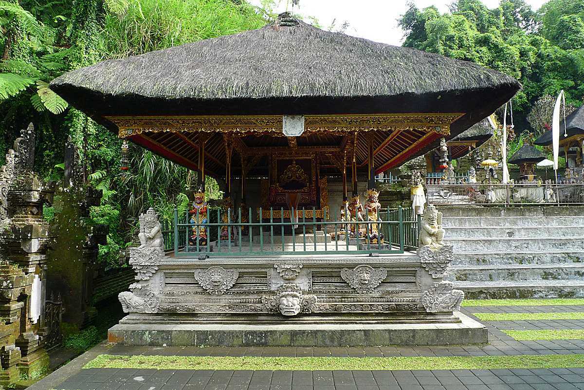 Atap ijuk pada pura (Sumber: www.behac.com)