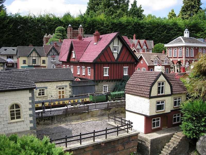 Miniatur perkampungan tertua di Bekonscot, Inggris (Sumber: www.mobgenic.com)