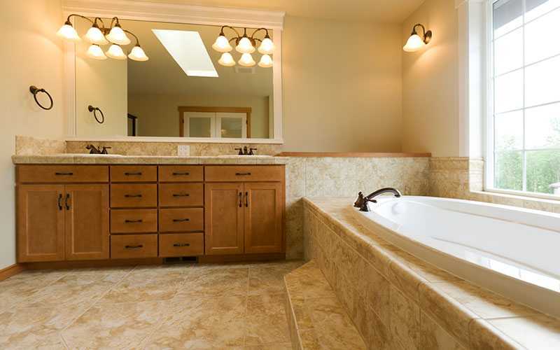 Kamar mandi dengan lantai travertine (Sumber: capecodmarbleandgranite.com)