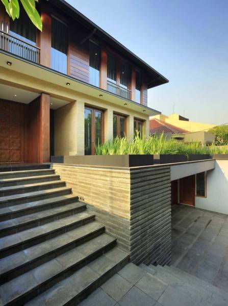 Material batu alam teknik graveer pada dinding pagar Private Residence at Kebayoran Baru karya Atelier Prapanca [Sumber: arsitag.com]