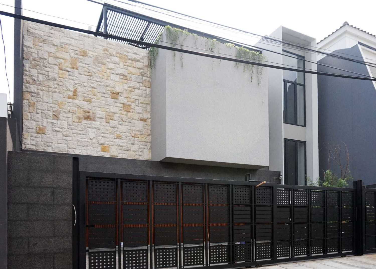 Tampak depan rumah minimalsi dengan batu alam teknik rata alam (warna krem) Dicky House karya Monokroma Architect [Sumber: arsitag.com]