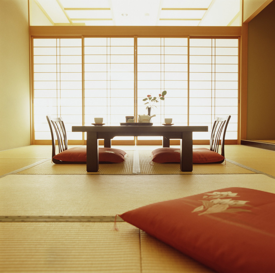 Dekorasi ruang tamu tanpa sofa gaya Jepang [Sumber: homihomi.com]