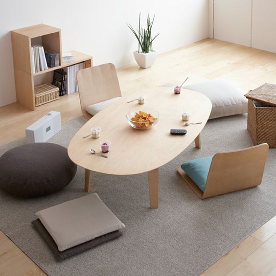 Dekorasi ruang tamu tanpa sofa [Sumber: rafa-kids.blogspot.co.id]