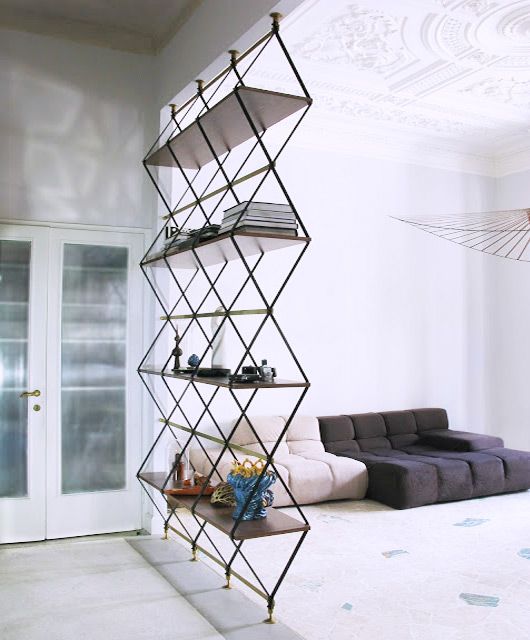 Penyekat rak buku dengan sofa lantai untuk desain ruang tamu kecil [Sumber: nightlife.ca]