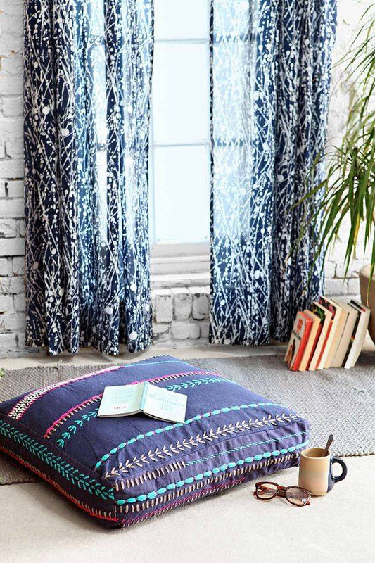 Desain ruang tamu tanpa kursi dengan bantal duduk [Sumber: domino.com]