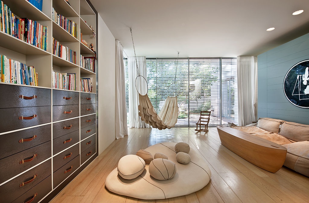 Dekorasi ruang tamu tanpa sofa bernuansa meditasi [Sumber: home-designing.com]