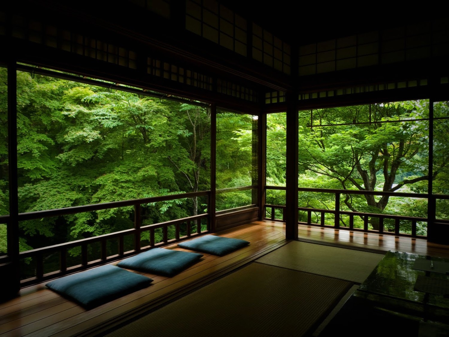 Dekorasi ruang tamu tanpa sofa dengan view bagus [Sumber: home-designing.com]