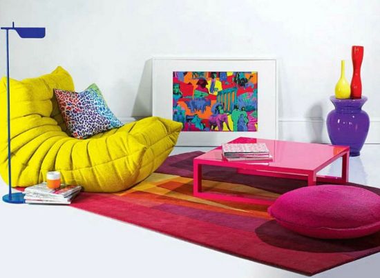 Dekorasi ruang tamu tanpa sofa sekaligus area bermain [Sumber: dwellingdecor.com]