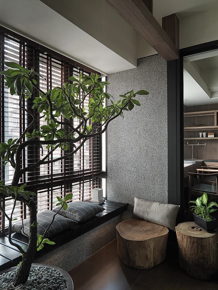 Ide desain ruang tamu tanpa kursi dengan windowseat [Sumber: sitehouse.net]