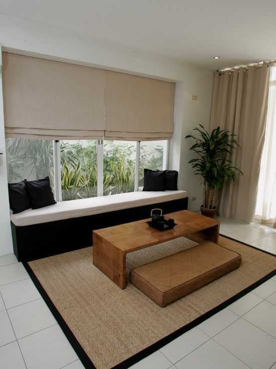 Desain ruang tamu tanpa kursi pada windowseat (Sumber: houzz.com)