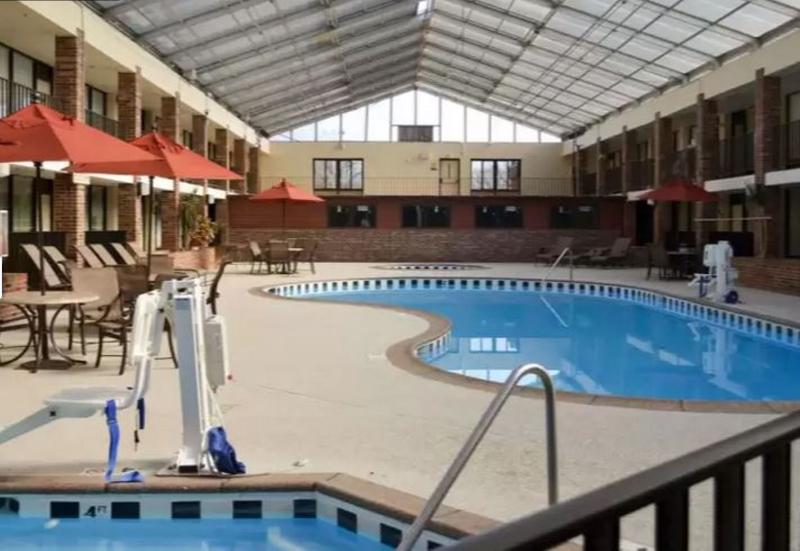 This is the image of the Clarion Inn & Suites Bowling Green #1