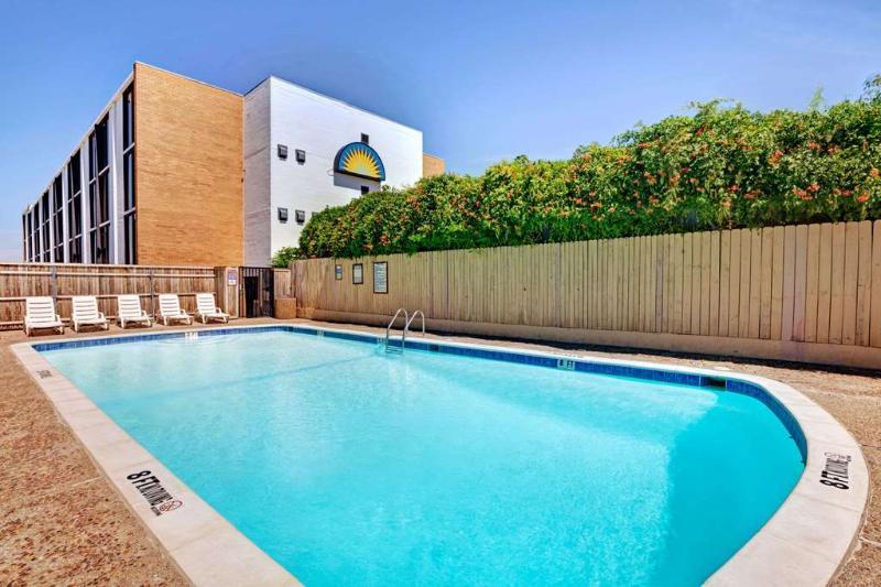 This is the image of the 817 Hotel Days Inn by Wyndham Arlington Six Flags #5