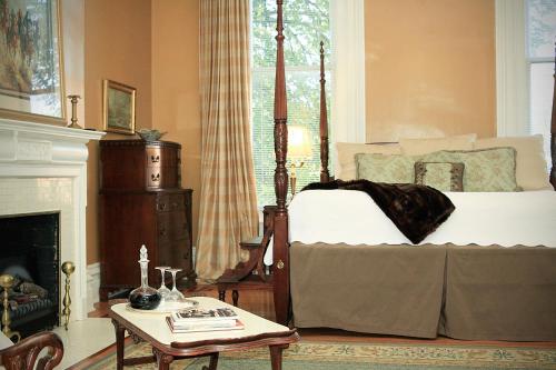 This is the image of the DuPont Mansion Historic Bed and Breakfast #4