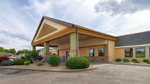 This is the image of the Norwood Inn & Suites Mankato #2