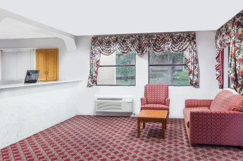 This is the image of the Deluxe Inn Denton #3