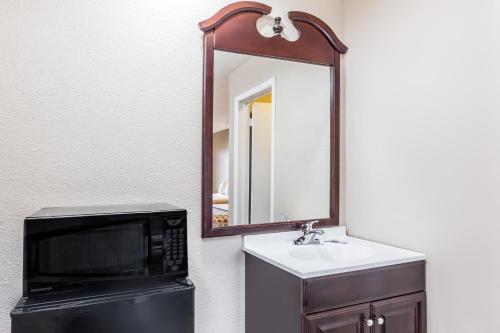 This is the image of the Deluxe Inn Denton #2
